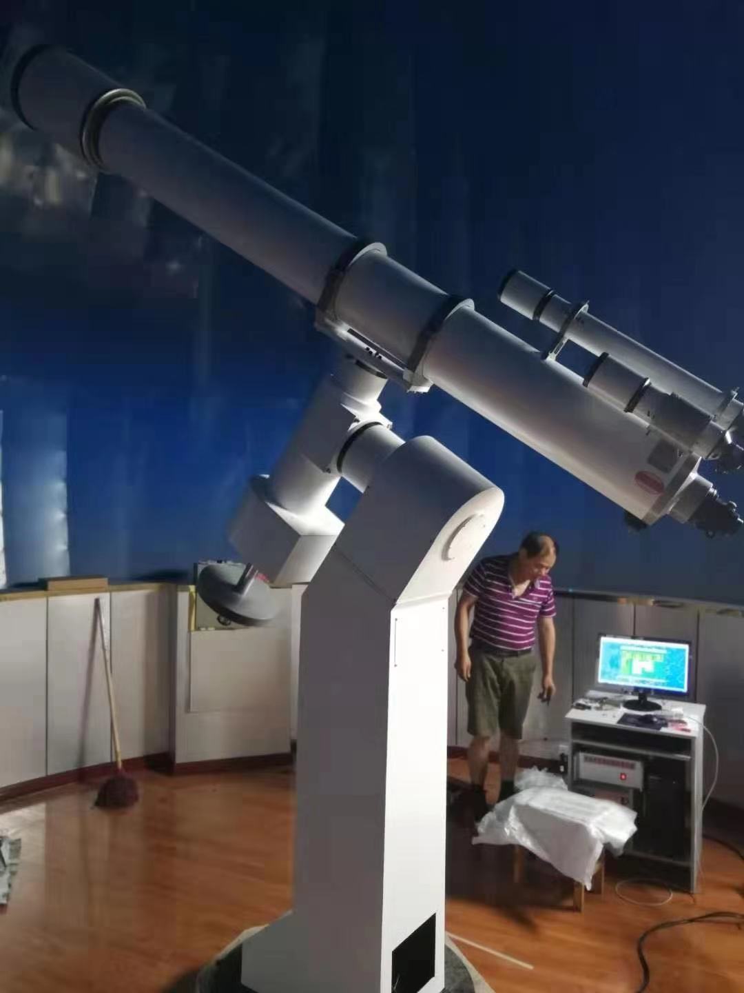 220毫米折射望远镜