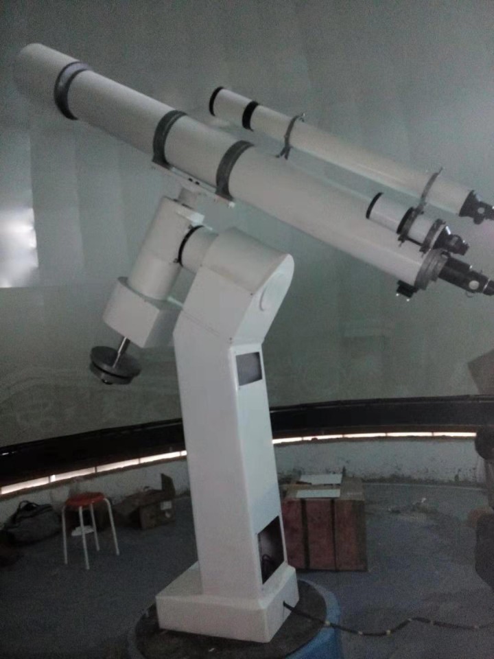 220毫米折射望远镜